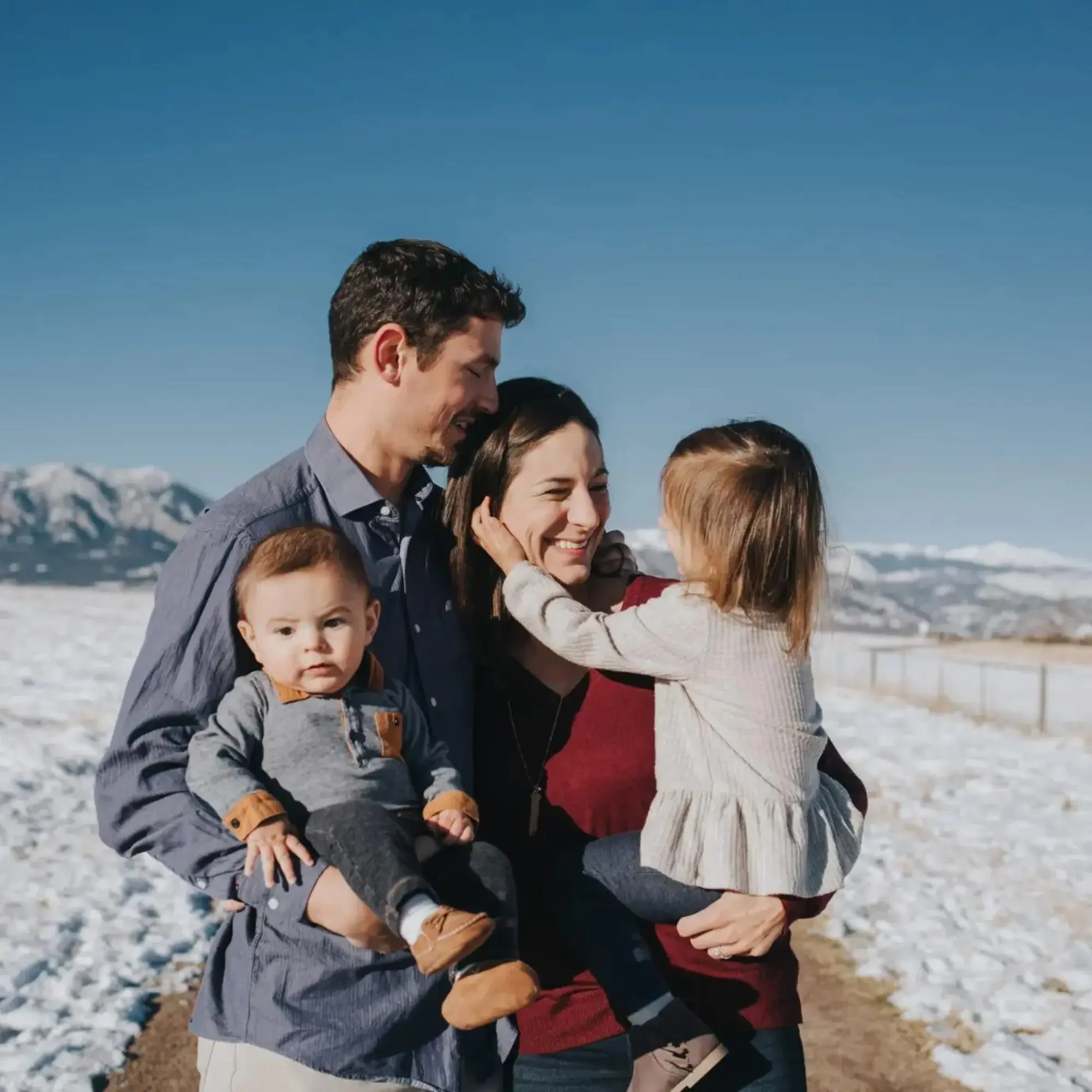 famille parents avec enfants a la montagne