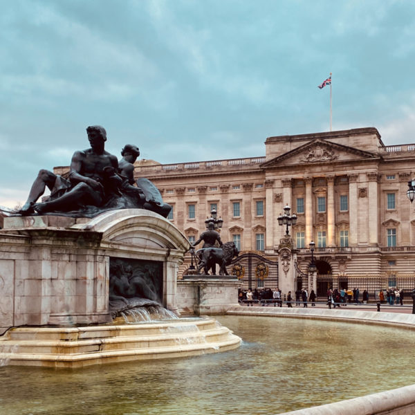 buckingham palace vu depuis la fontaine