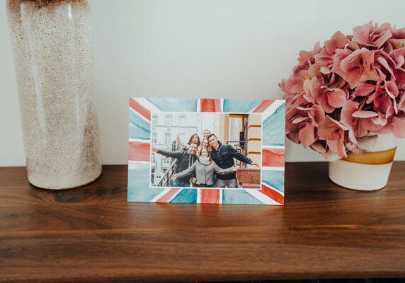 carte avec drapeau union jack sur table