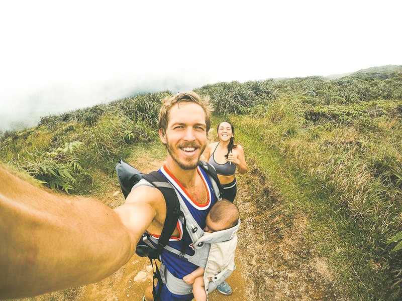 Couple qui voyage avec un enfant en bas âge, randonnée