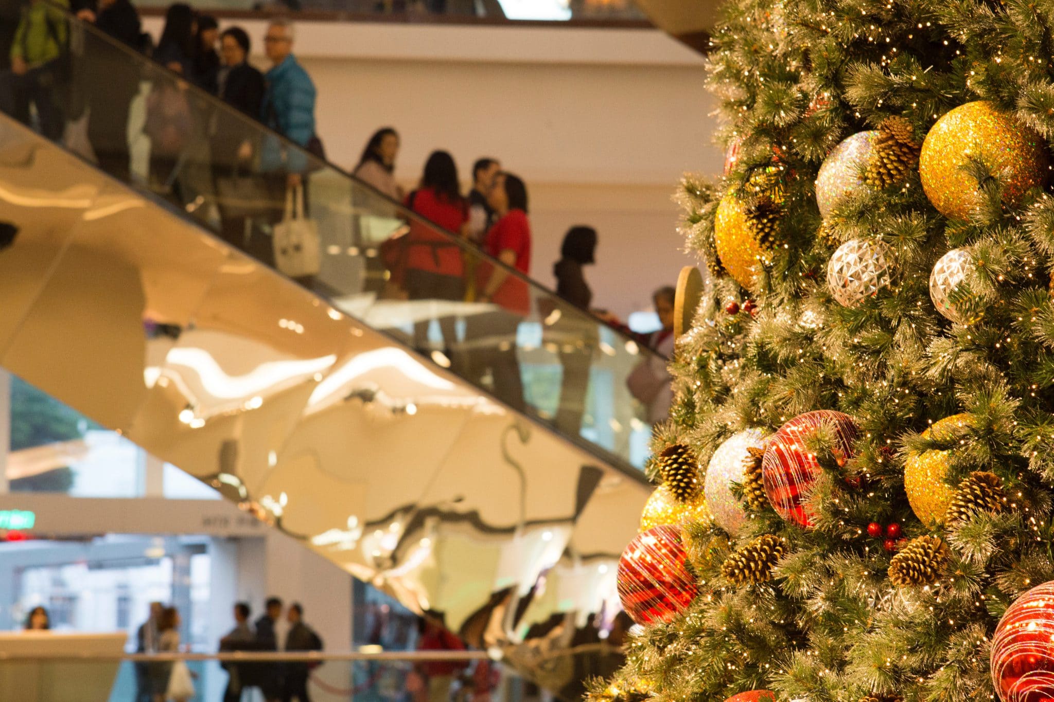 Personnes dans les magasins pour acheter les cadeaux de noël