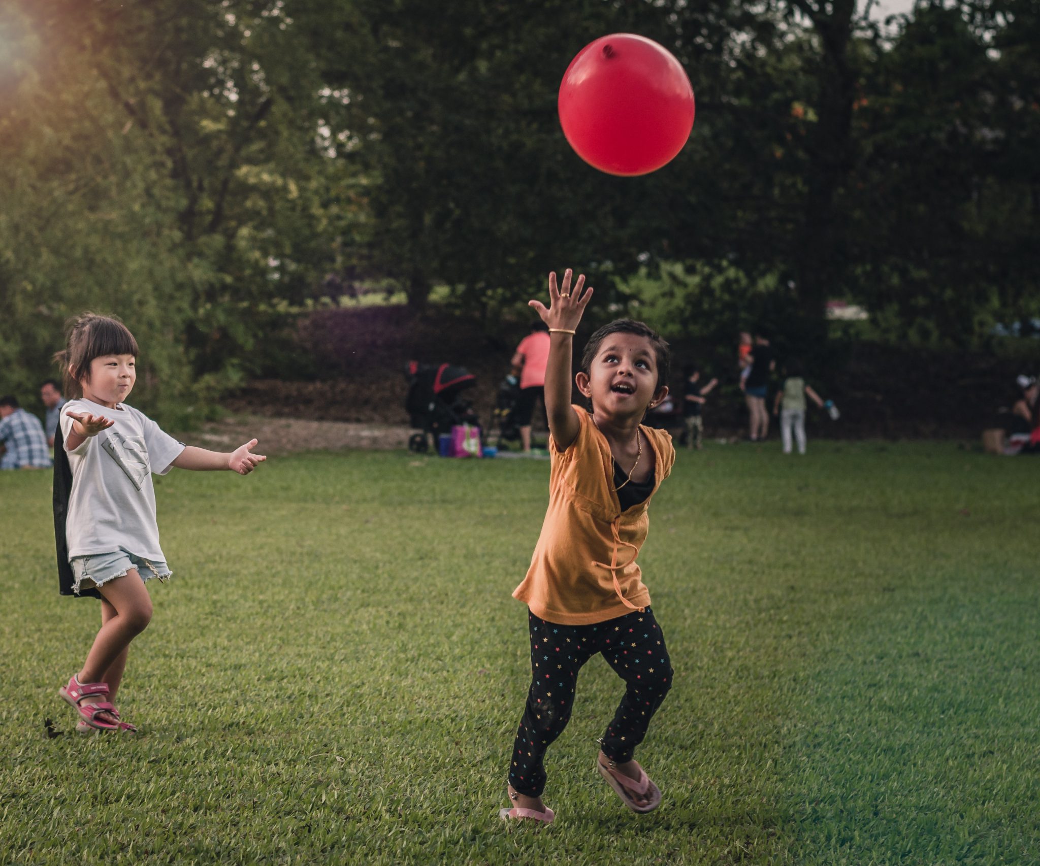 Animations anniversaire enfant ballon rouge jardin