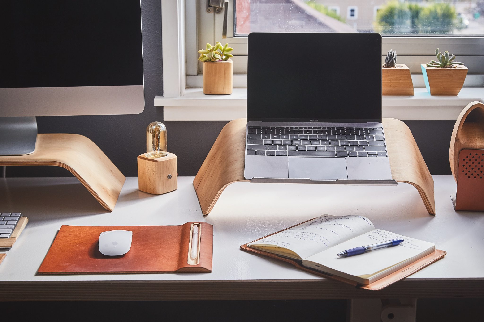 Bureau ergonomique et esthetique pour garder sa motivation en télétravail