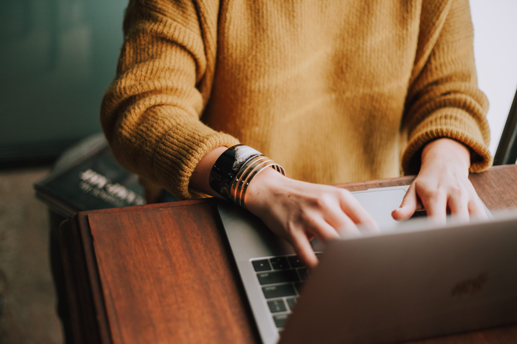 macbook et personne en teletravail