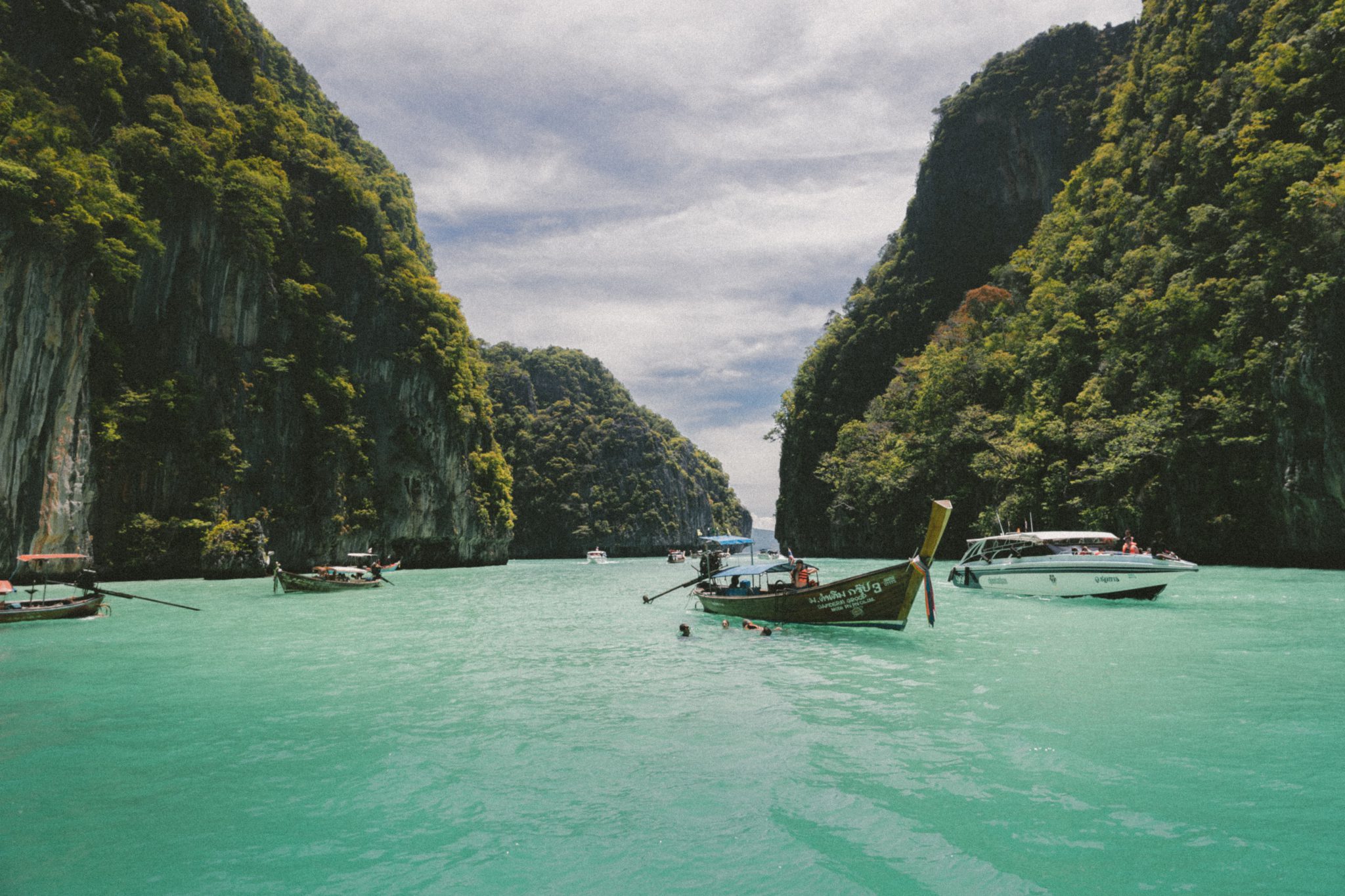 bateau traditionnel baie en thailande