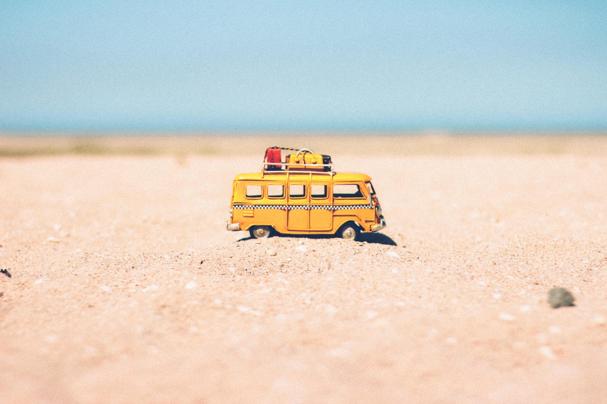 combi van jaune sur sable vacances a la mer