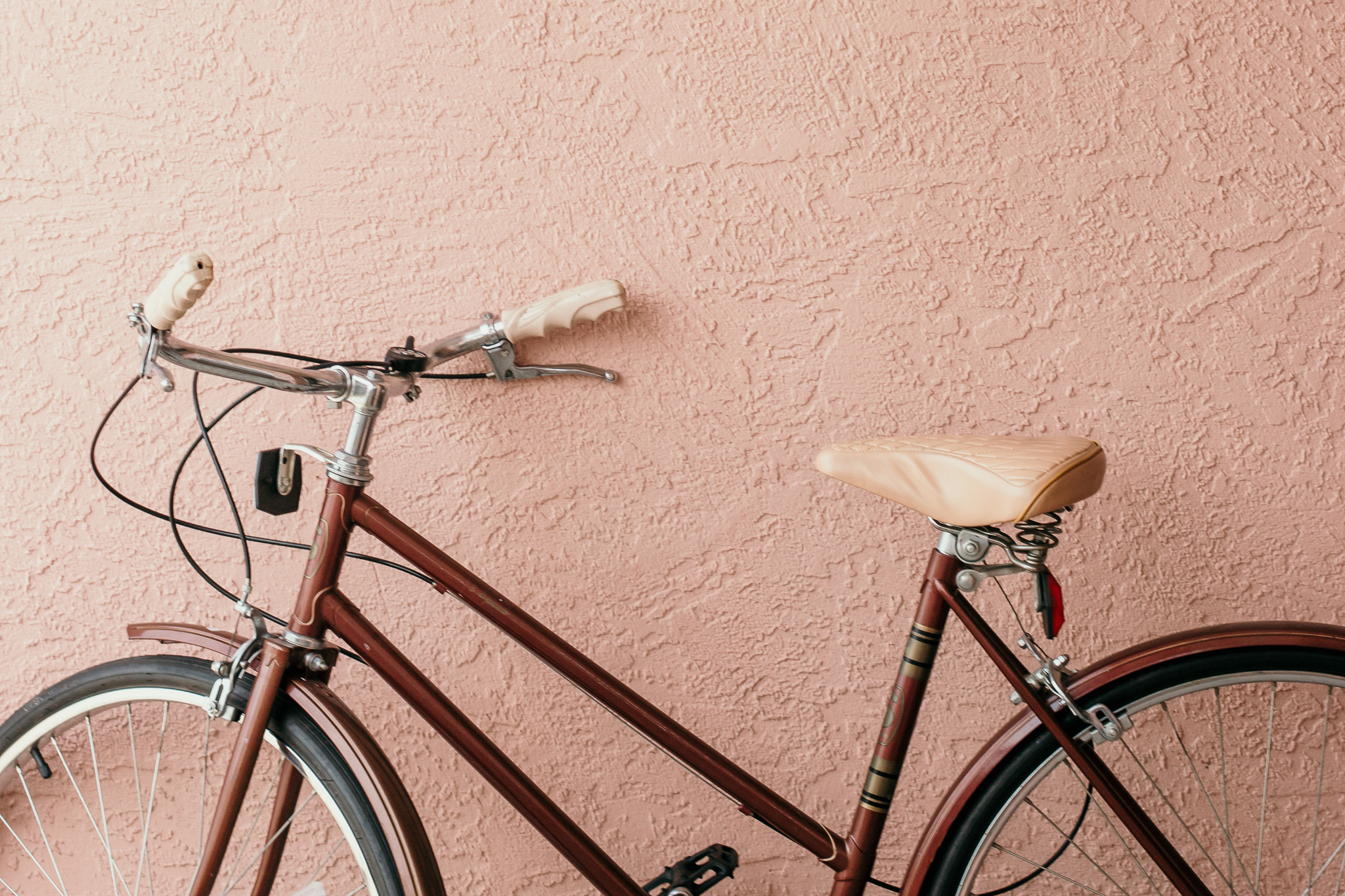 Velo rouge contre mur rose en France