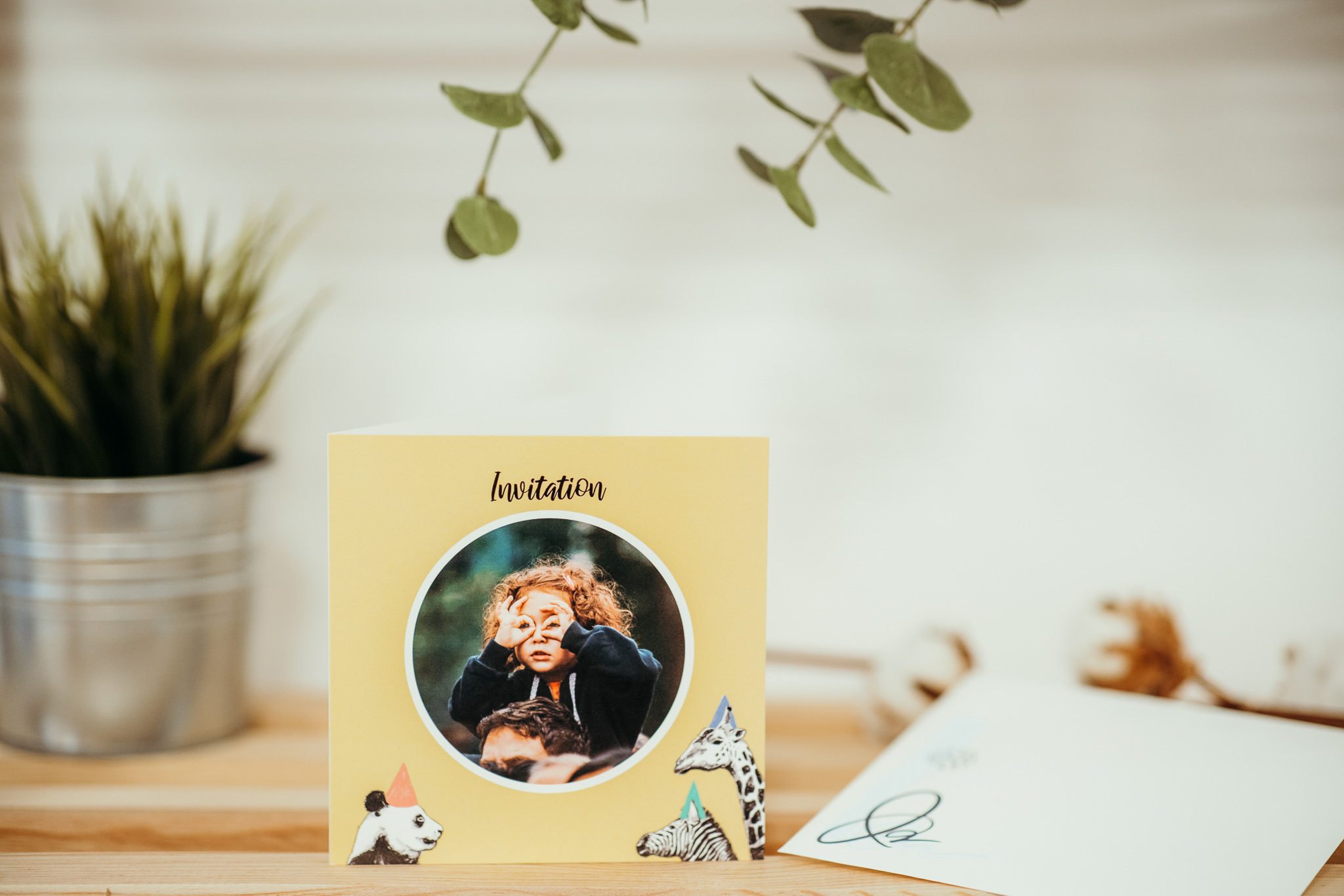 carte d'invitation anniversaire jaune avec animaux