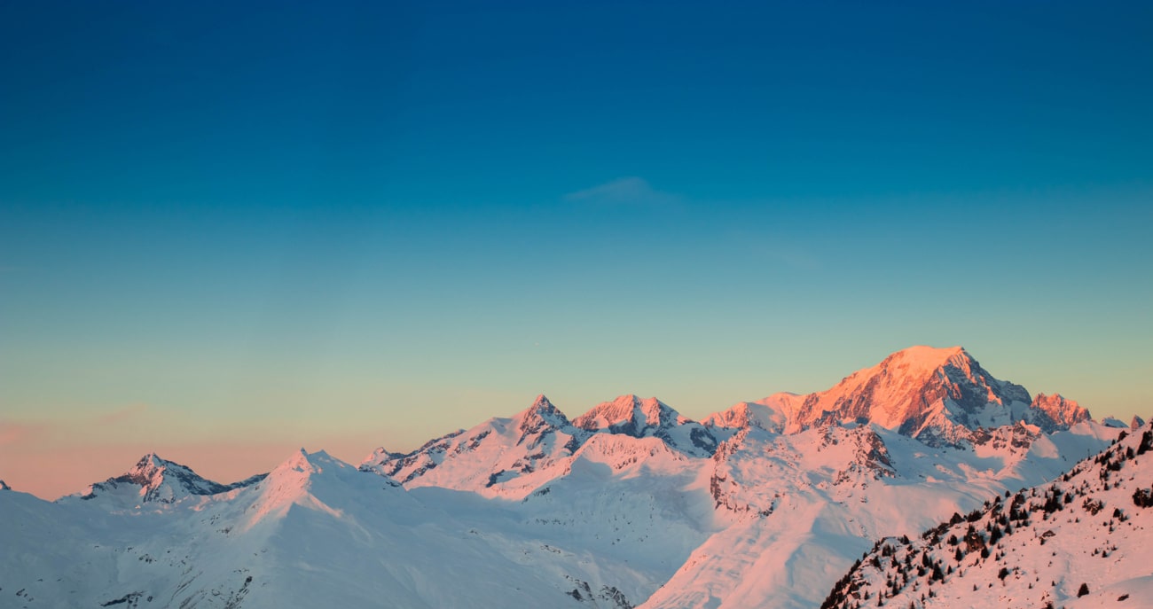 coucher de soleil sur montagnes enneigees