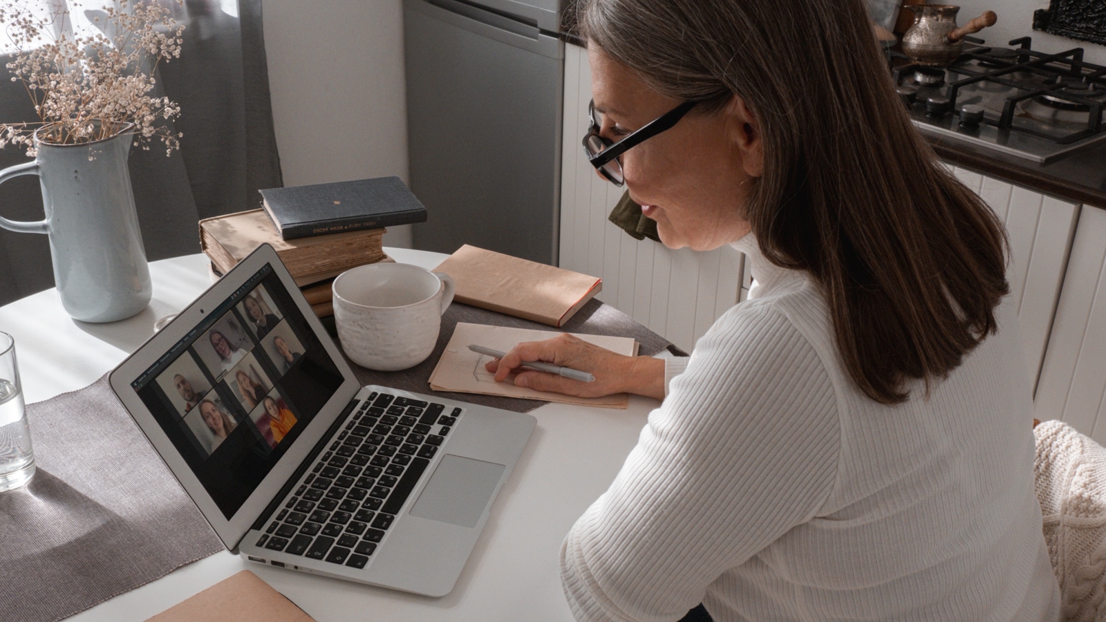 femme en visioconference sur ordinateur portable