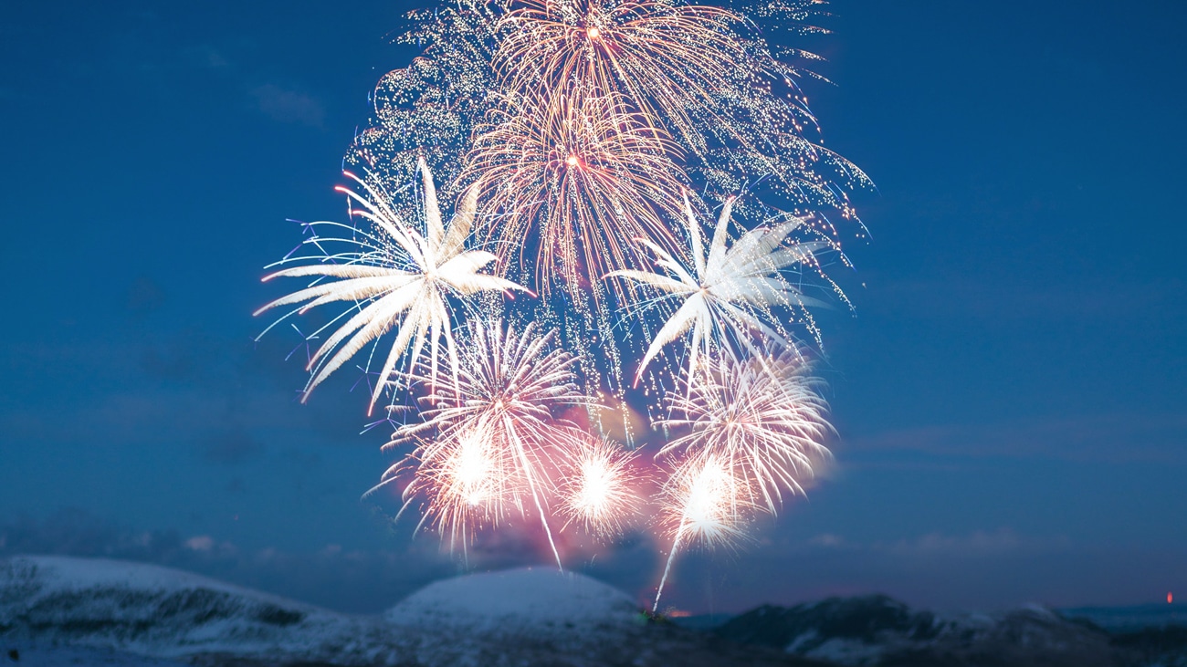 Nouvel an a la montagne avec feu d'artifice