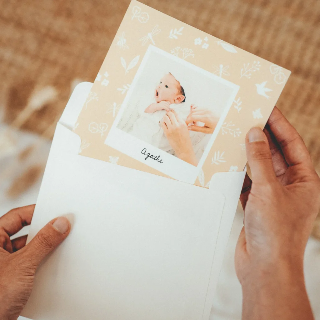 faire-part de naissance jaune avec fleurs blanches