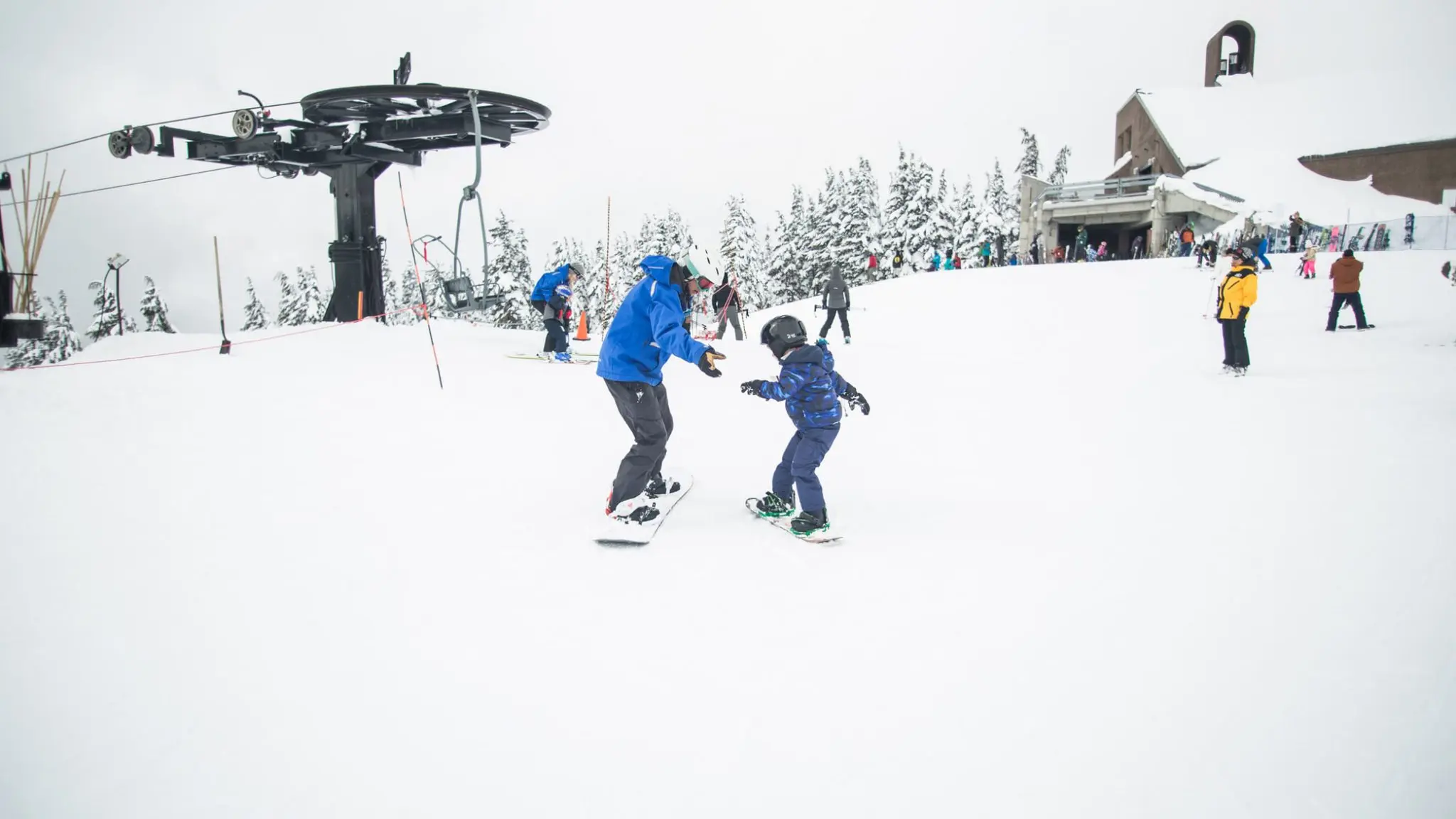 Famille dans une station de ski en France