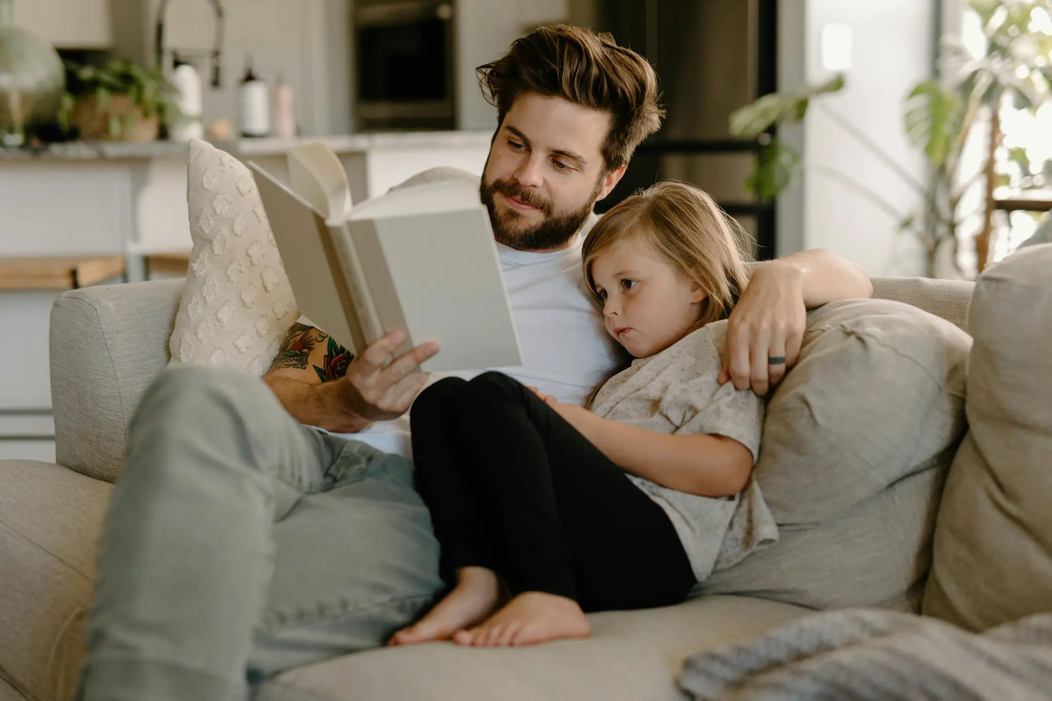 père et sa fille qui lisent ensemble un livre pendant la fete des peres