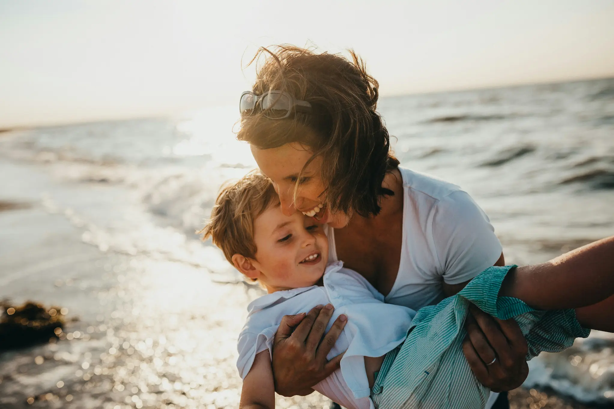 Mere avec sa fille en vacances a la plage