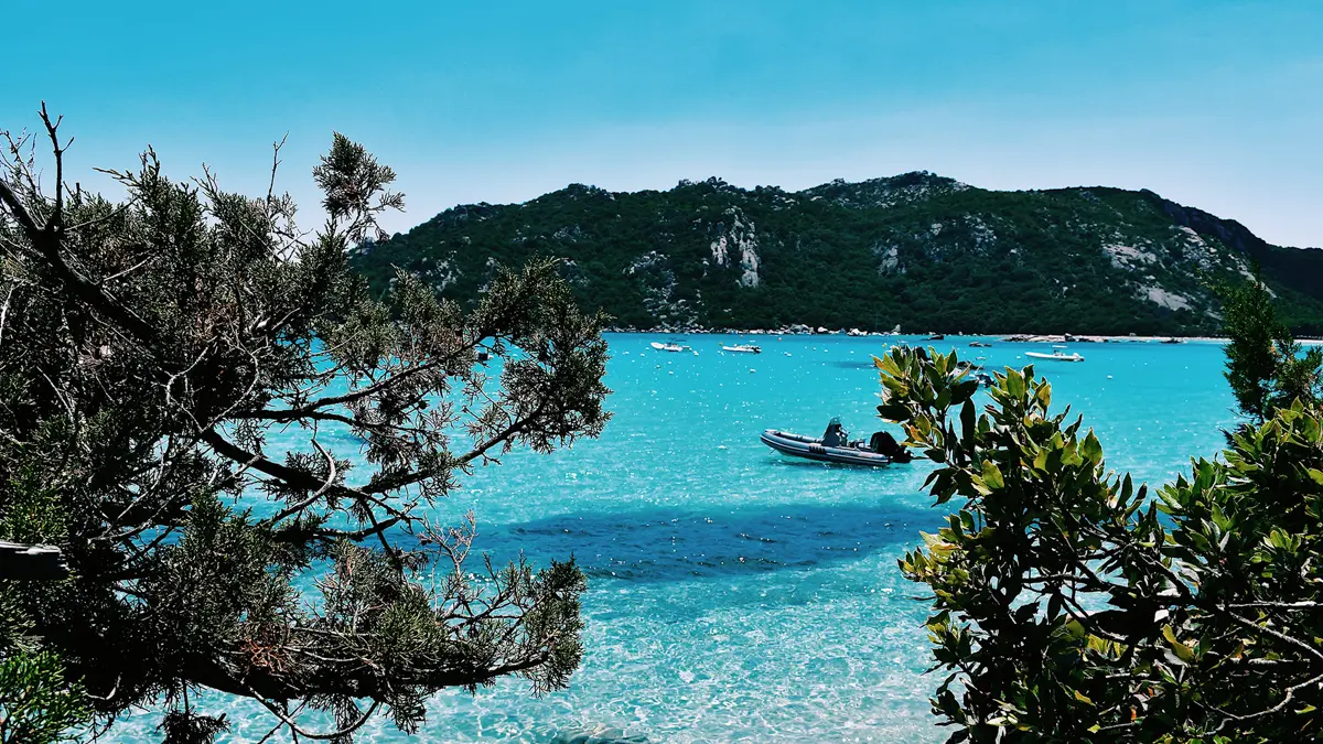 eau turquoise en corse du sud