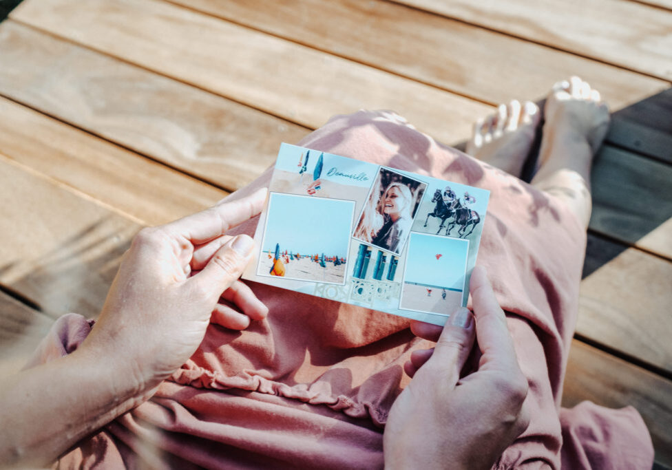 personne lisant une carte de deauville sur planches