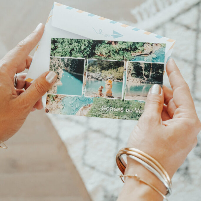 mains avec bracelets et carte gorges du verdon