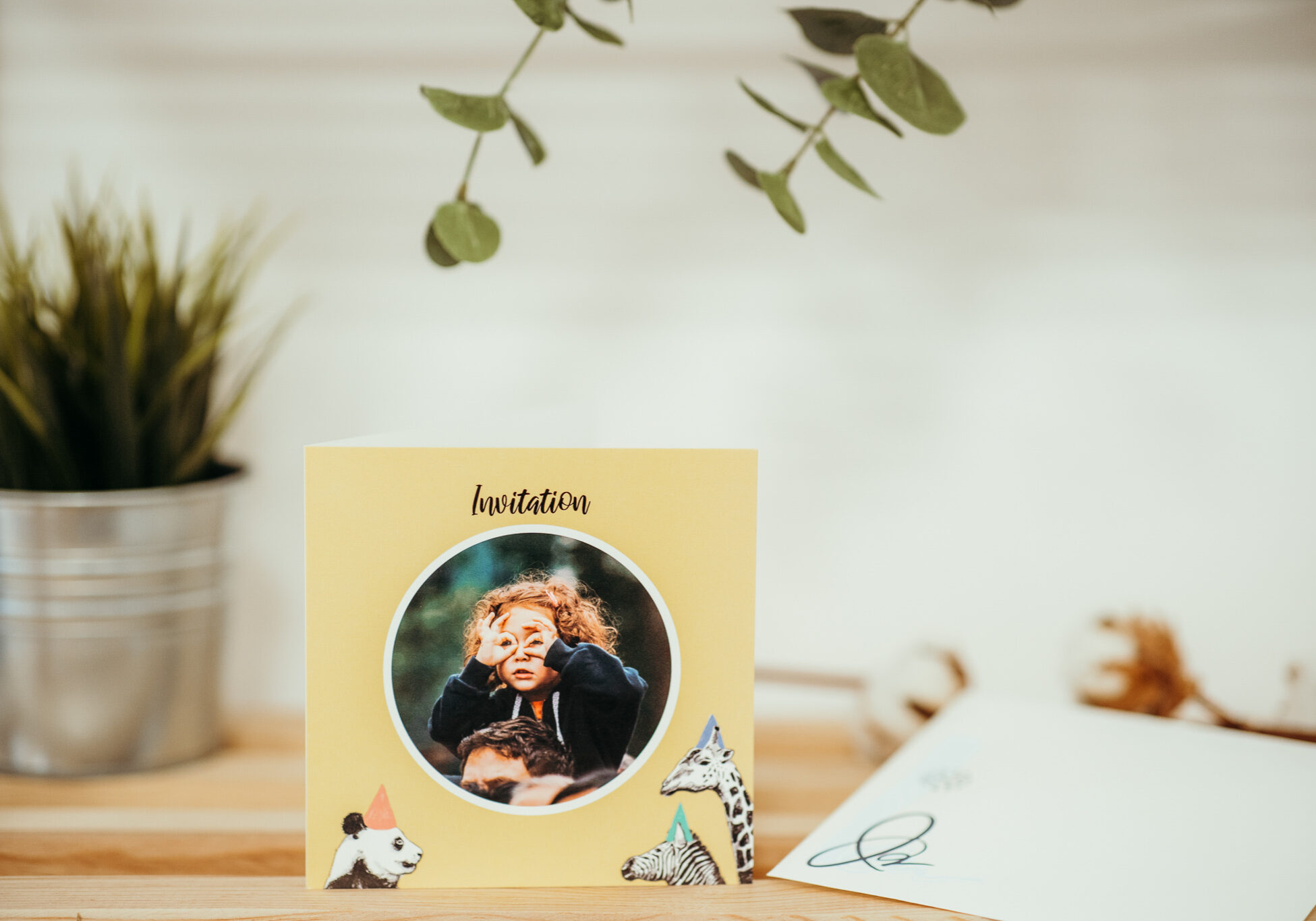 carte d'invitation anniversaire jaune avec animaux