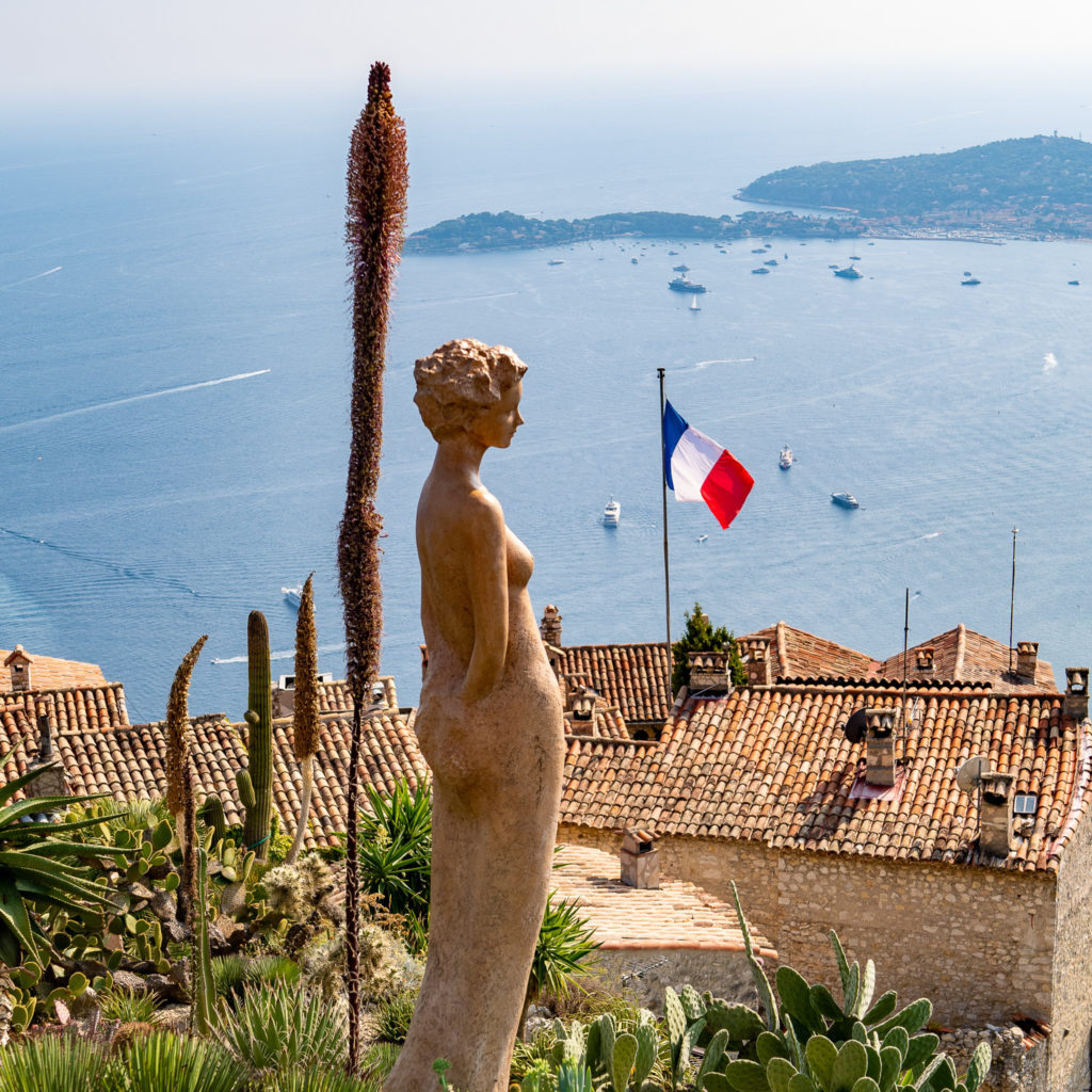 statue dominant la baie a eze