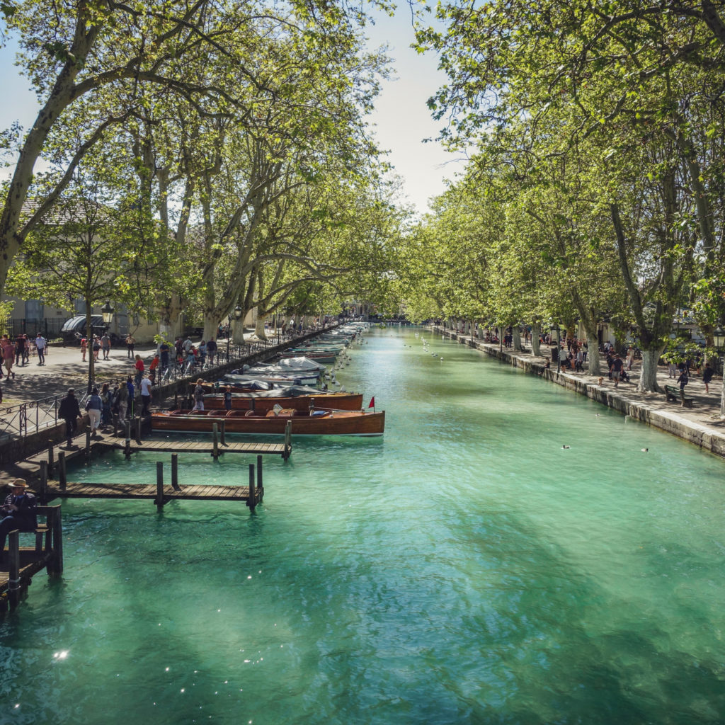 canal lac d’annecy avec barques