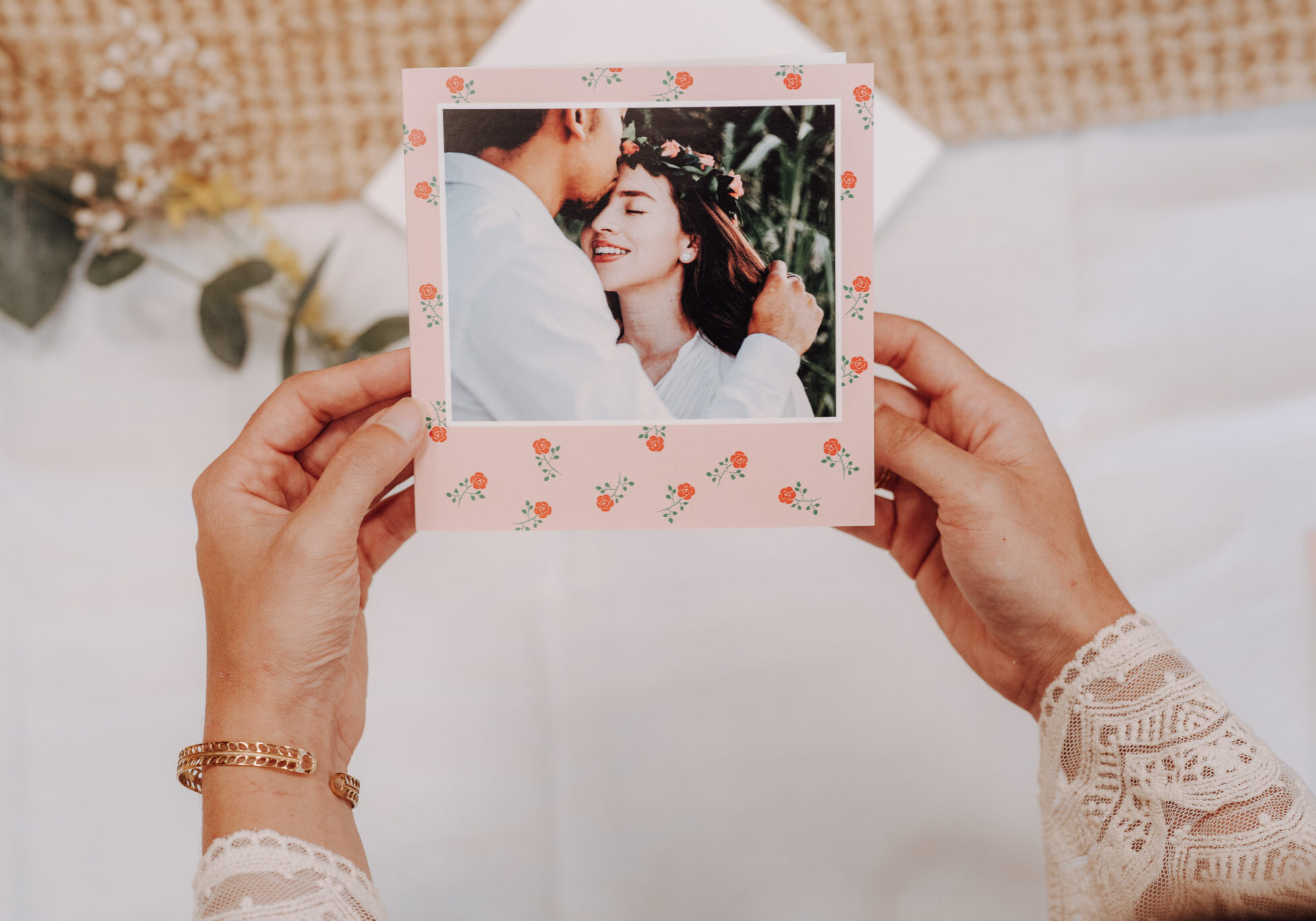 mains tenant carte avec photo couple et fleurs