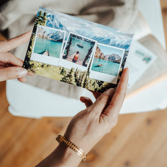 mains avec bracelet et carte aquarelle montagne