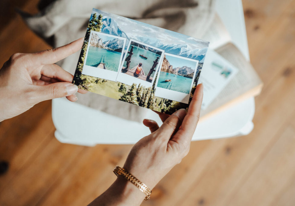 mains avec bracelet et carte aquarelle montagne