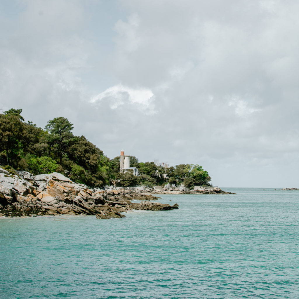 cote de noirmoutier avec mer rochers et arbres