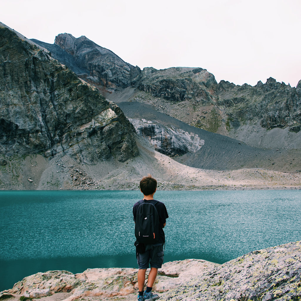 garcon devant lac du parc des ecrins