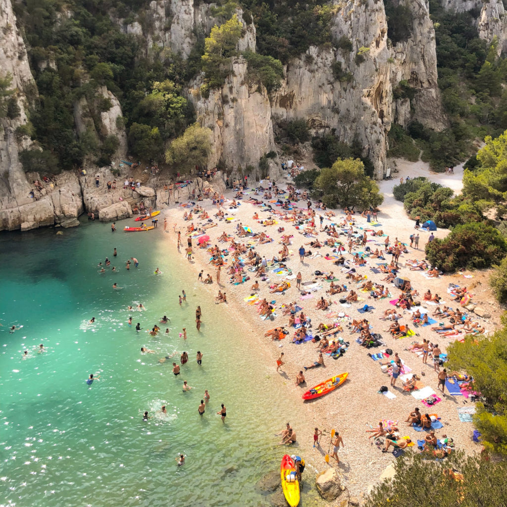 vacanciers sur la plage dans les calanques