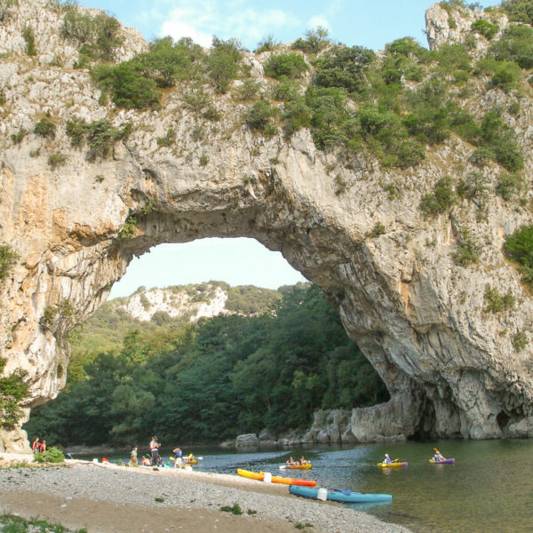 pont d’arc avec canoes et baigneurs