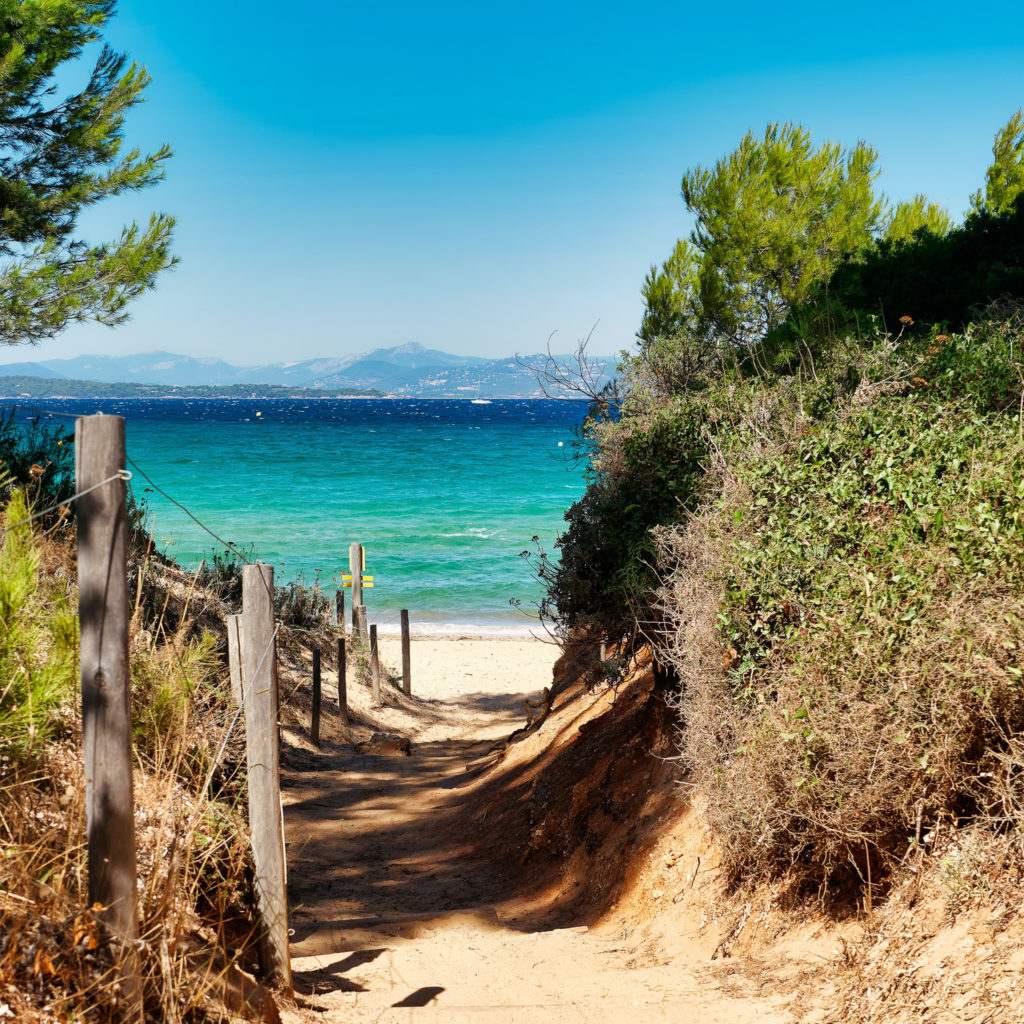 chemin de sable menant a la plage de porquerolles