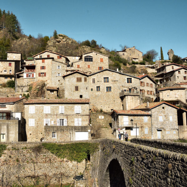 ville d’aubenas ensoleillee et pont