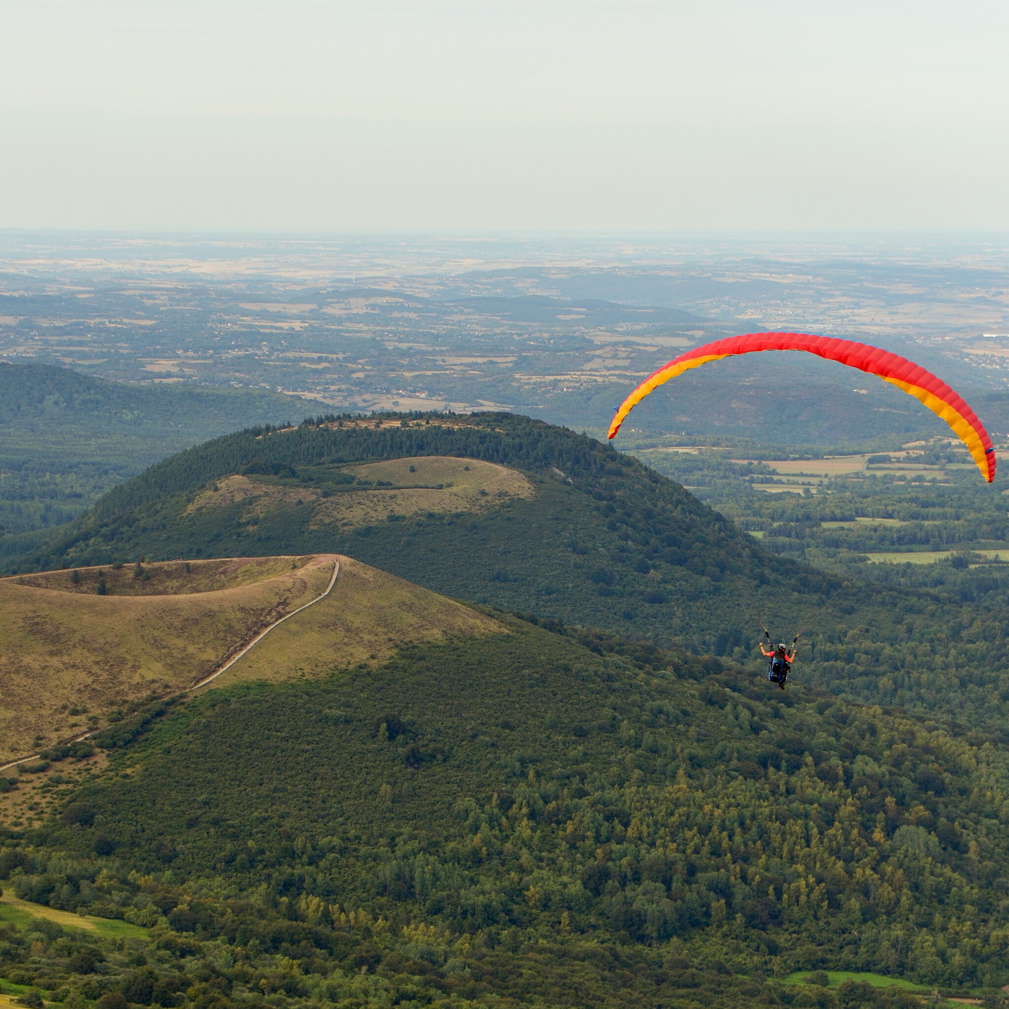 parapente au-dessus des volcans d’auvergne