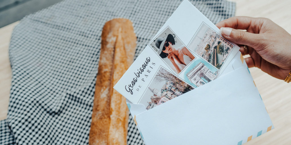 Carte postale Gros bisous de Paris avec vichy et baguette de pain
