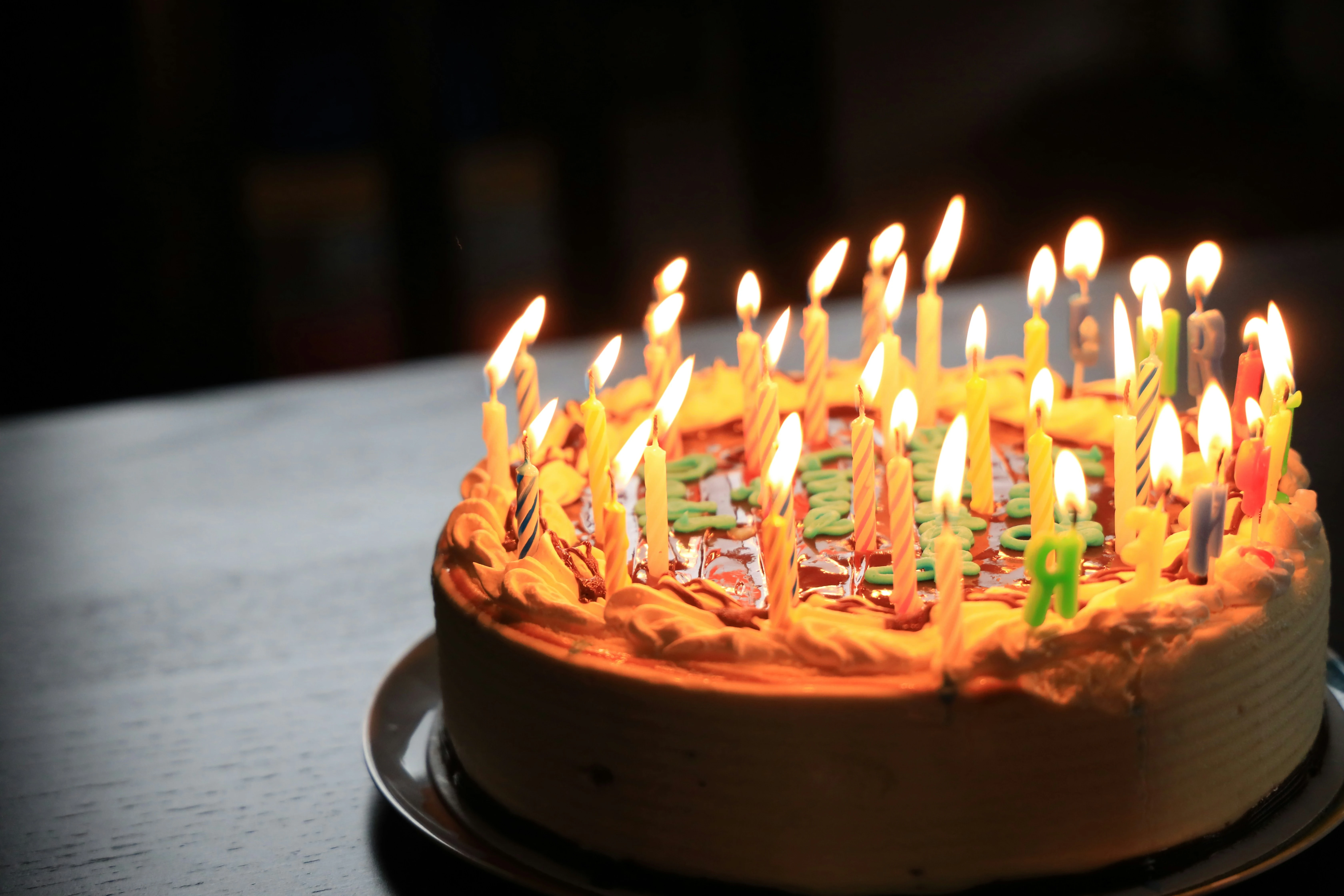 Joyeux anniversaire à Daniel ! Image d'un gâteau et ses bougies.